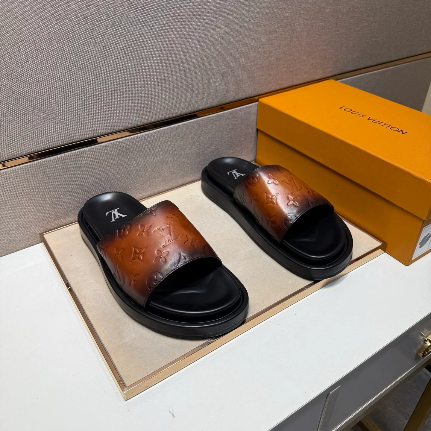 ⬛️Men's shoes 💰p400 [LV～] Men's casual slippers 2025z cabinet sales simultaneously 🔶Size: 39-44#️⃣ 🔷4 colors🔜The upper is made of cowhide stitching➕Genuine leather lining, comfortable and breathable, sole: original comfortable and wear-resistant outsole, ⚠️Real 📱Photographed🎬The real thing is better📢📢📢